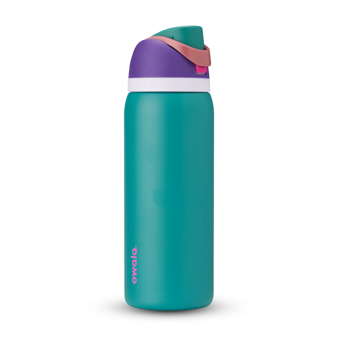 Full profile shot of the 32oz '80s Ski Slope' FreeSip water bottle in blue and purple.